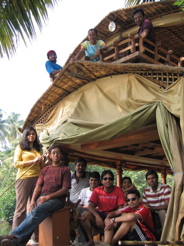 Gruppenfoto mit dem Hausboot